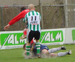 Andr&eacute; de Boer probeert de bal te berijken (foto Helmich Lubberts)